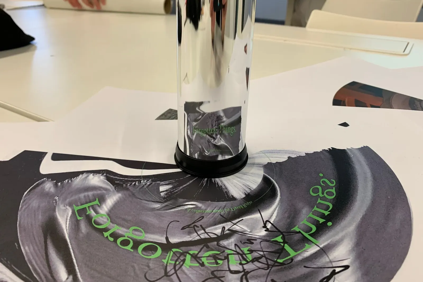 Prueba con el cilindro espejo sobre la impresión anamórfica: el título «Forgotten Things» se lee en el reflejo