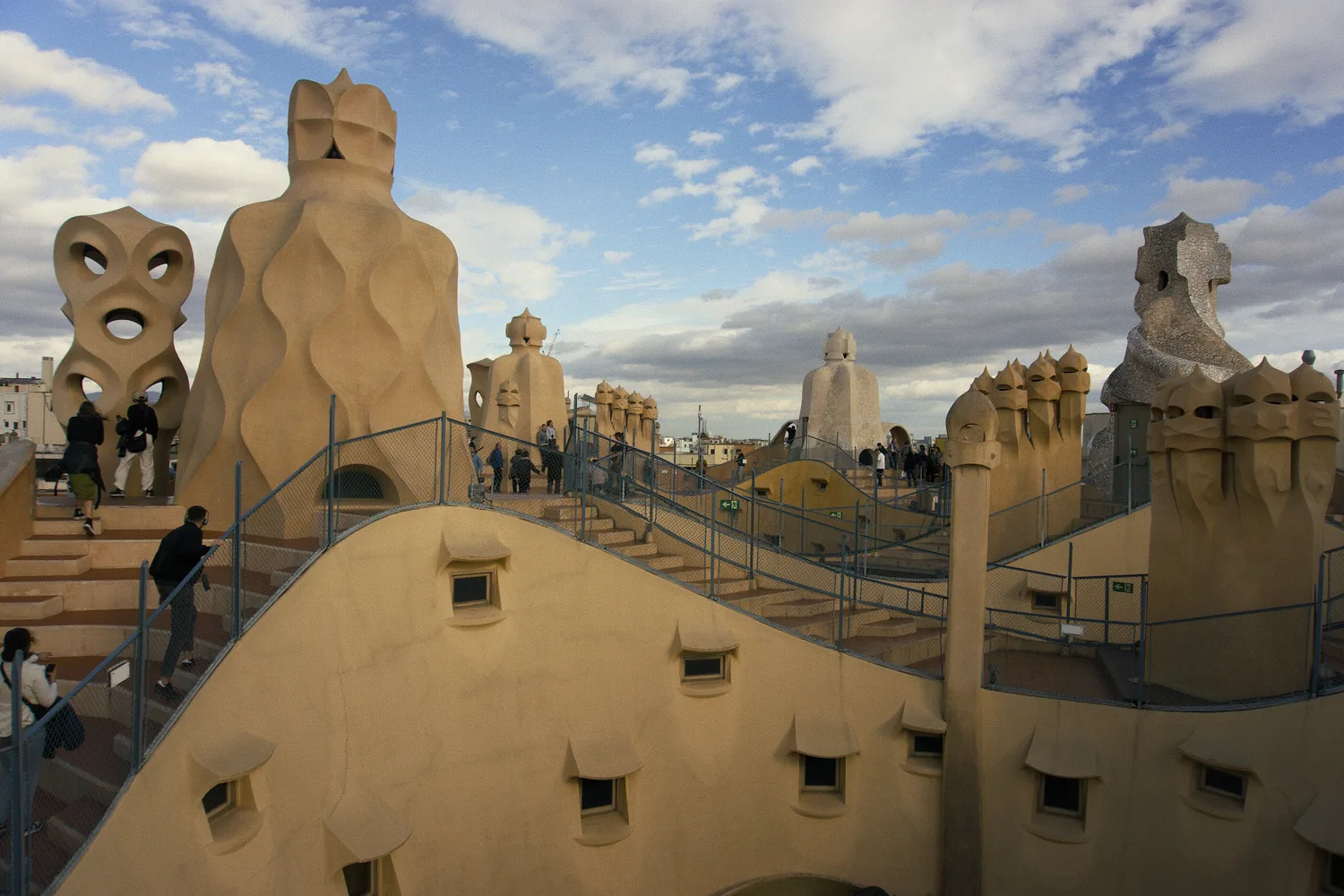 Azotea de La Pedrera de Gaudí con sus chimeneas, Barcelona