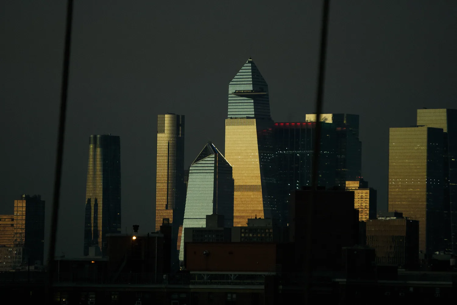 Rascacielos de Nueva York iluminados por el sol entre sombras