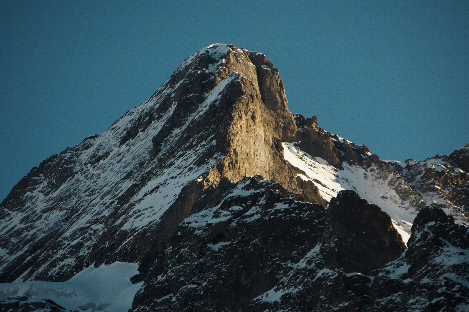 Pico nevado bajo cielo azul profundo