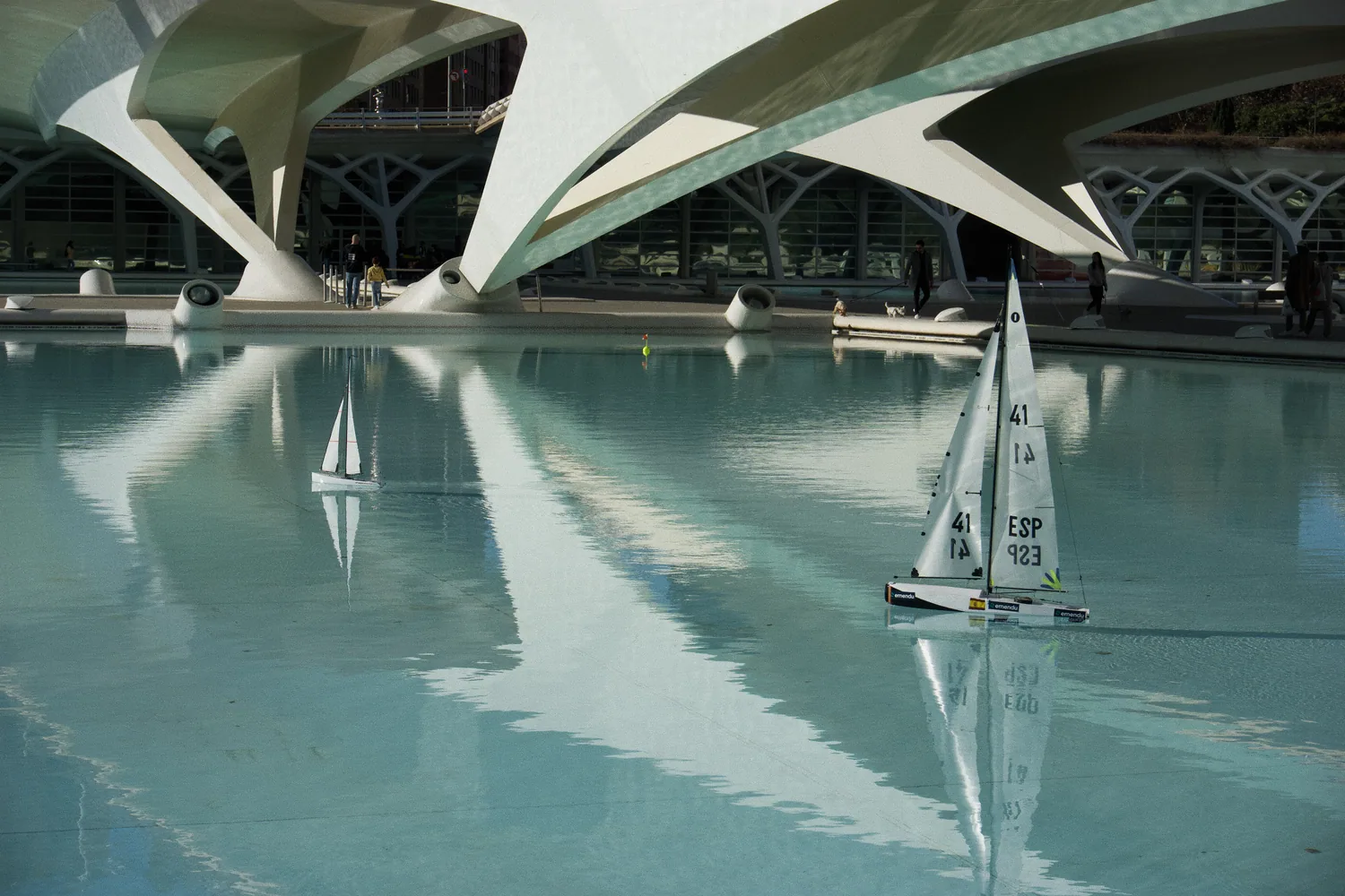 Veleros a escala sobre el agua bajo la arquitectura blanca de la Ciudad de las Artes y las Ciencias, Valencia