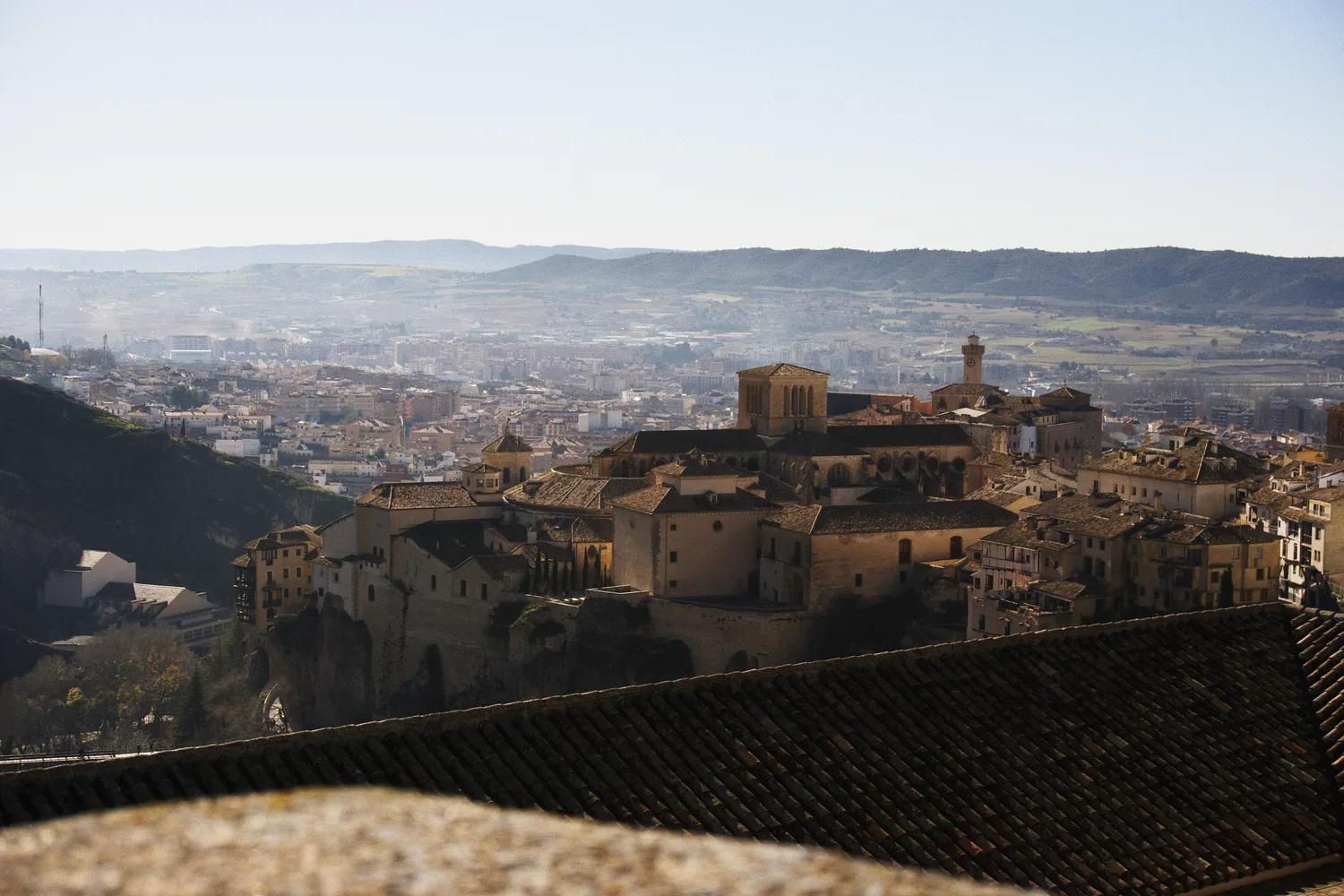 Ciudad histórica sobre la montaña vista desde un mirador