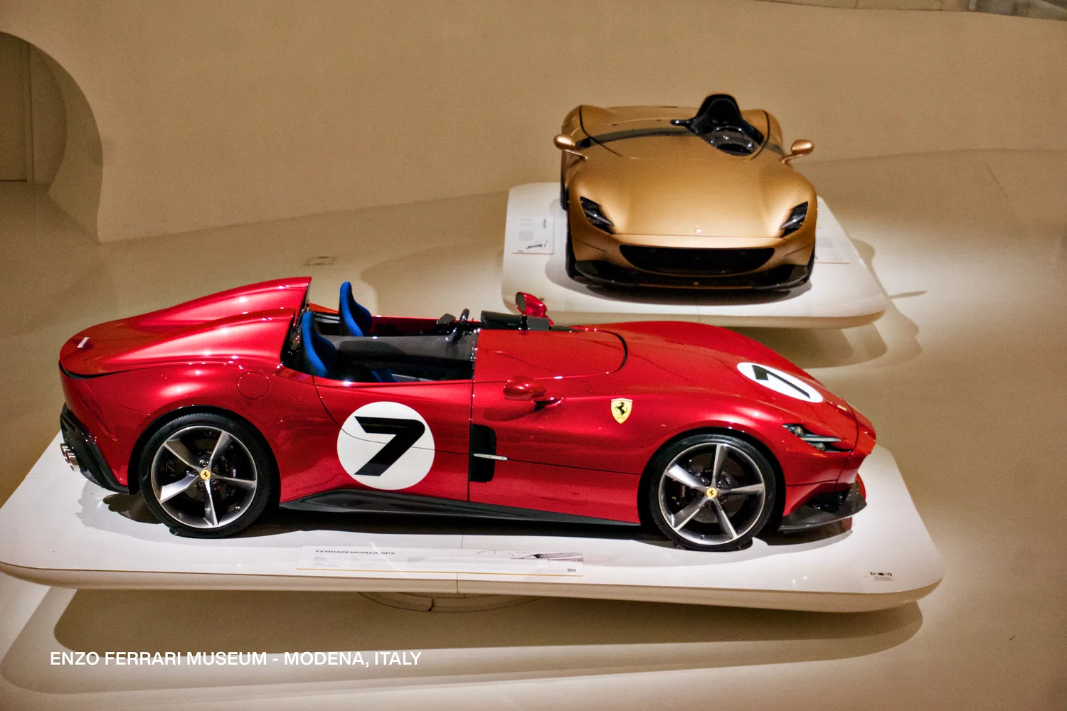 Ferrari rojo número 7 en exhibición, Museo Enzo Ferrari, Módena