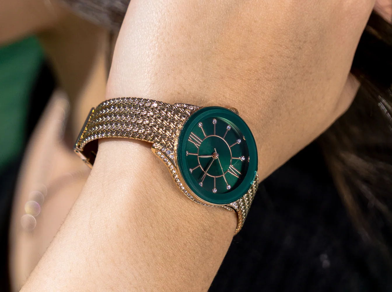 Reloj con carátula verde en la muñeca, luz lateral