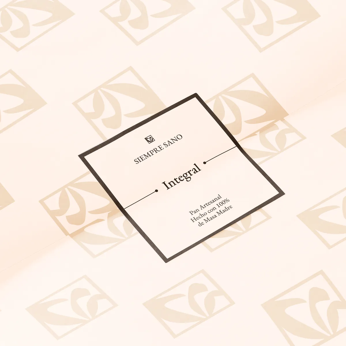 Etiqueta «Integral» sobre papel de envoltura con el patrón del símbolo