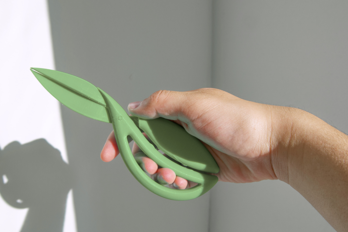 Vida Scissors — PLA prototype in use